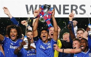 Dom Solanke lifts the trophy after his late brace won Chelsea the FA Youth Cup.